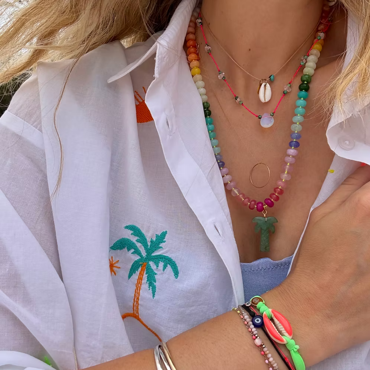 Collier fin Cowrie Turquoise — vue de face — Sophie et Ju