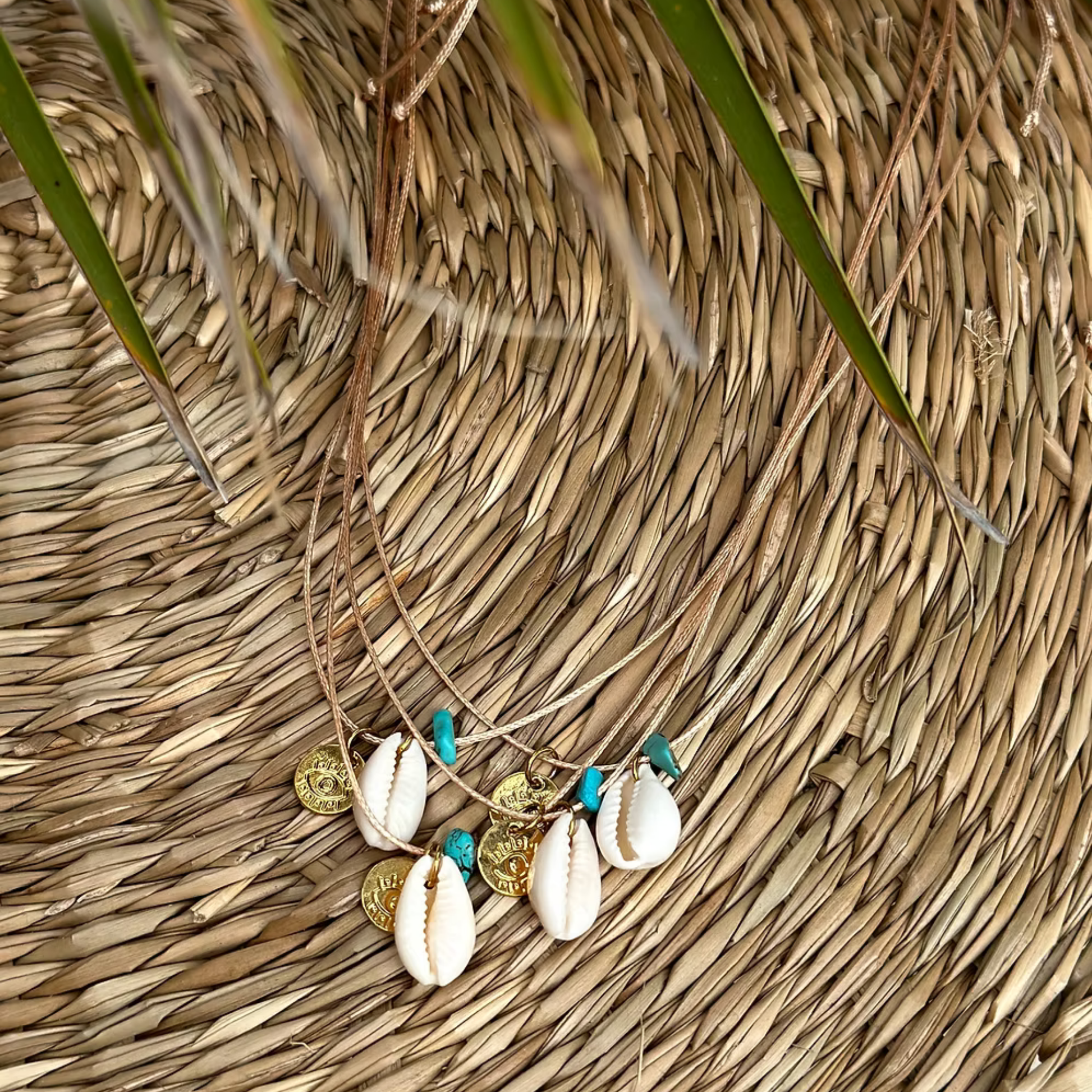 Collier fin Cowrie Turquoise — detail — Sophie et Ju