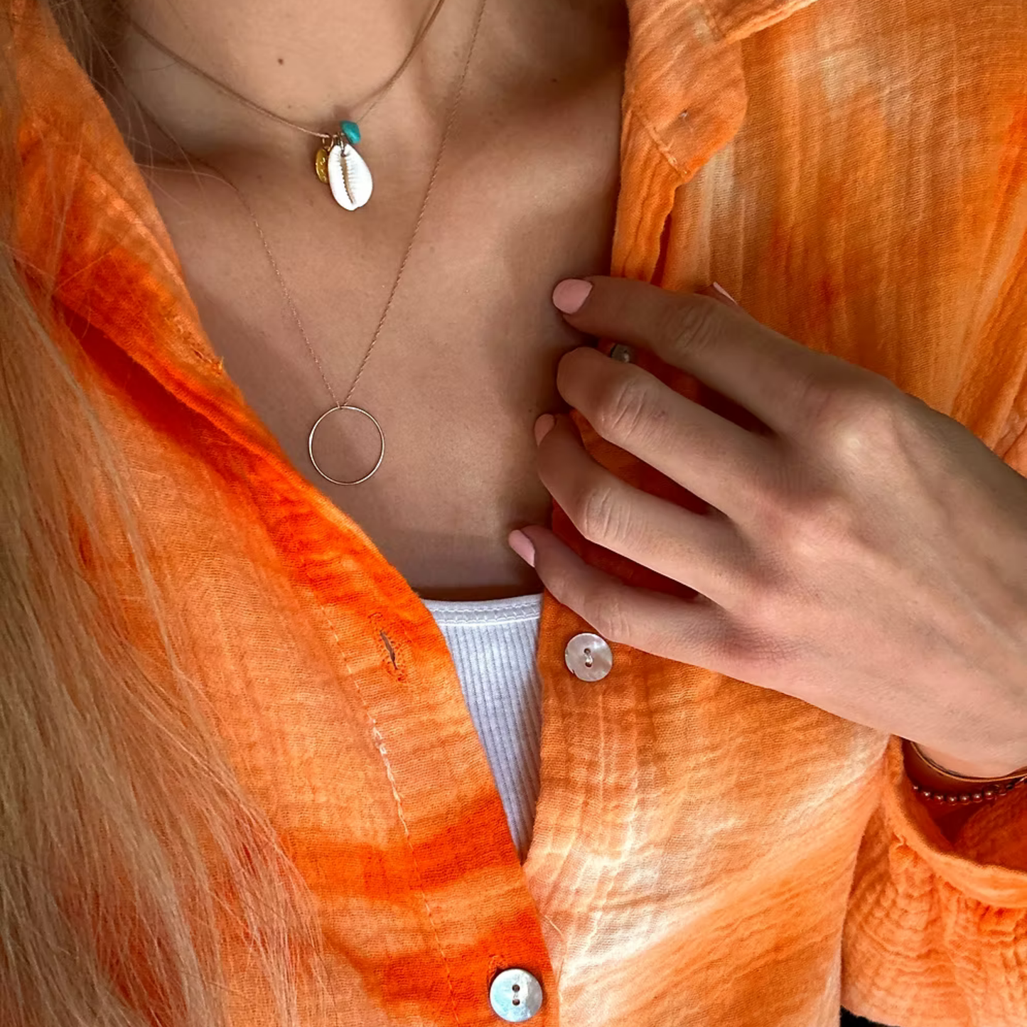 Collier fin Cowrie Turquoise — vue de cote — Sophie et Ju